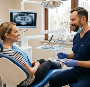 Leczenie dziąseł przed koroną lub mostem: kiedy jest potrzebne i ile trwa